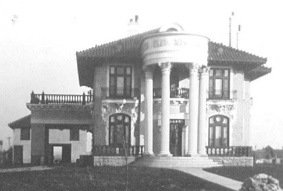 Black and white picture of the house.